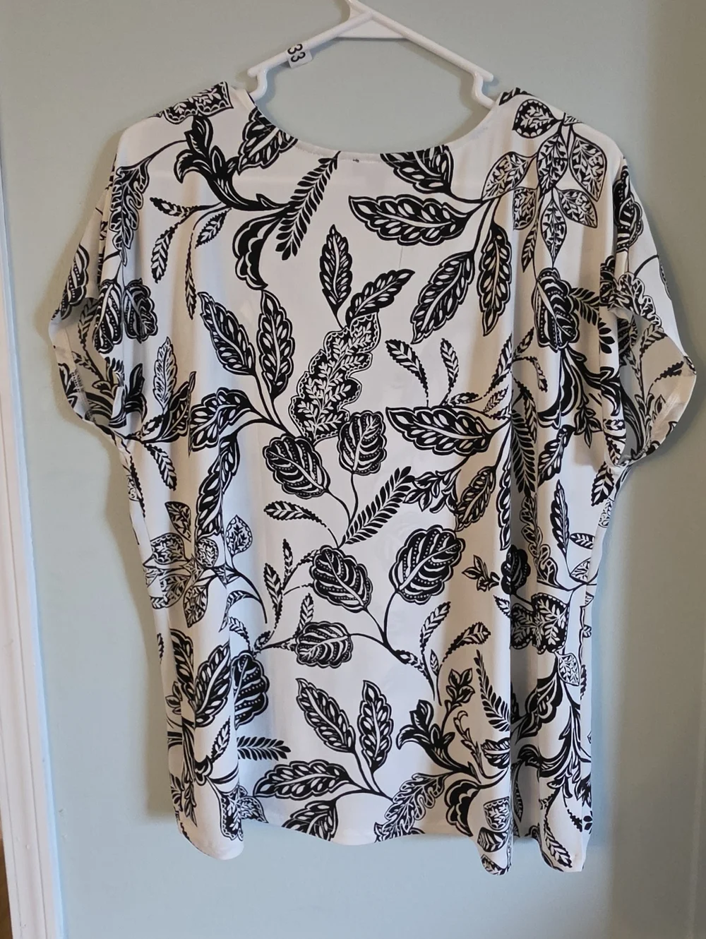 Ann Taylor Black & White Leaf-Print V-Neck Blouse